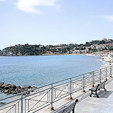 In With House Sea View Apartment Ricadi